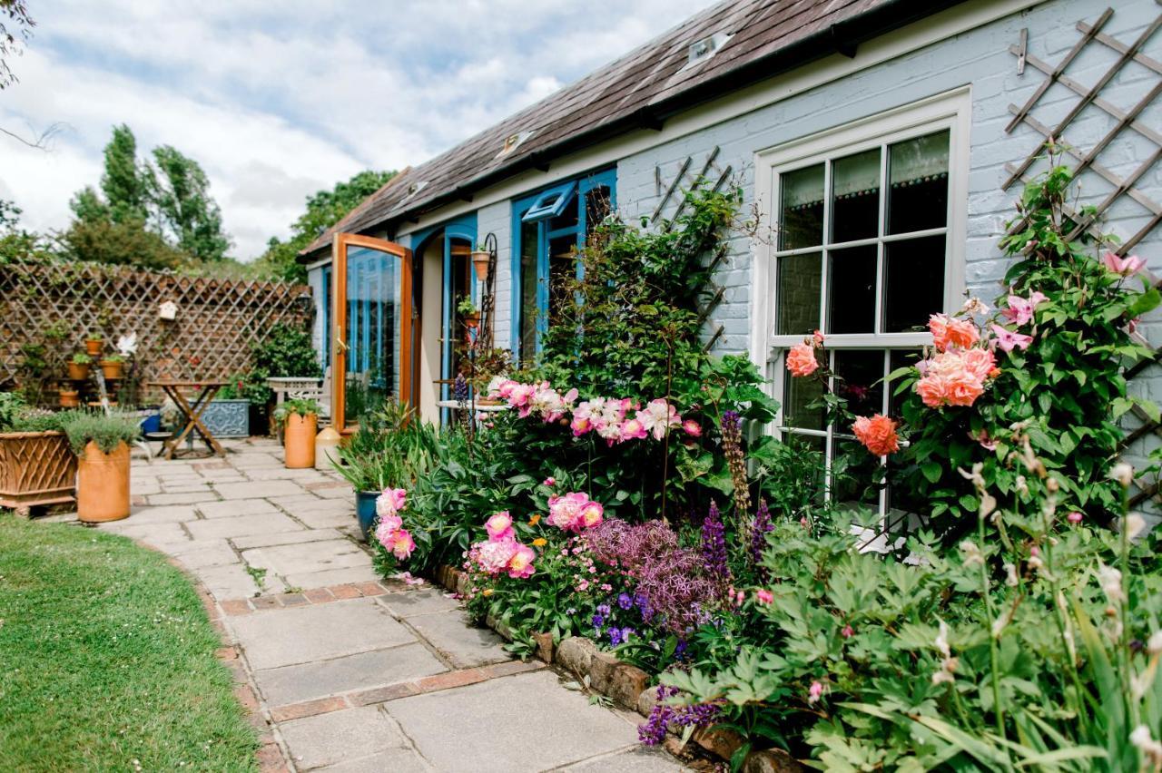 Cosy Cottage Ground Floor Bedroom Ensuite With Private Entrance Chichester Exterior photo