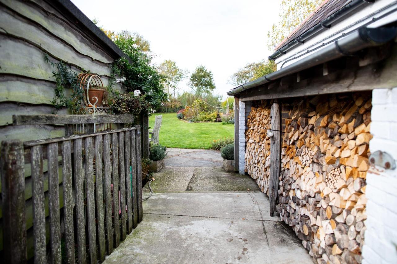 Cosy Cottage Ground Floor Bedroom Ensuite With Private Entrance Chichester Exterior photo