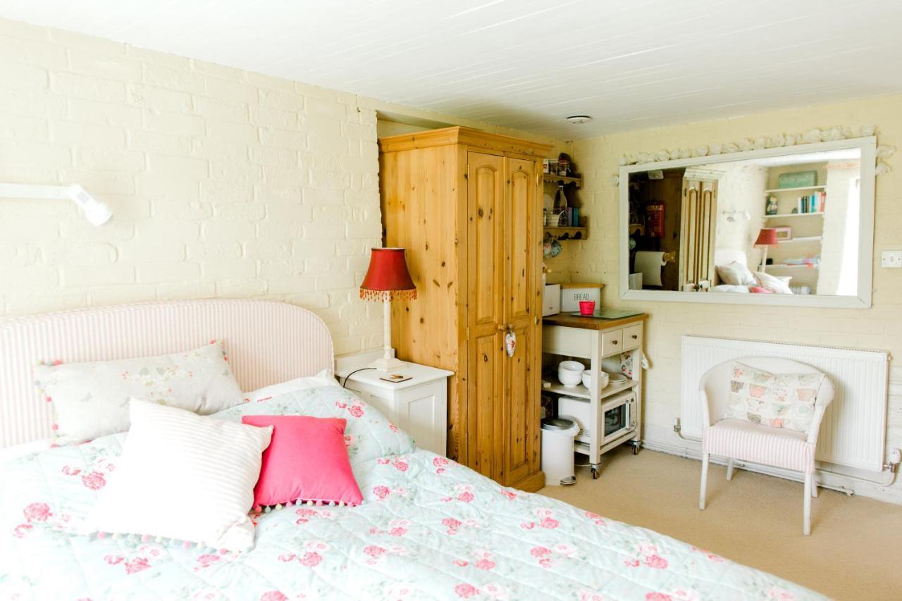 Cosy Cottage Ground Floor Bedroom Ensuite With Private Entrance Chichester Exterior photo