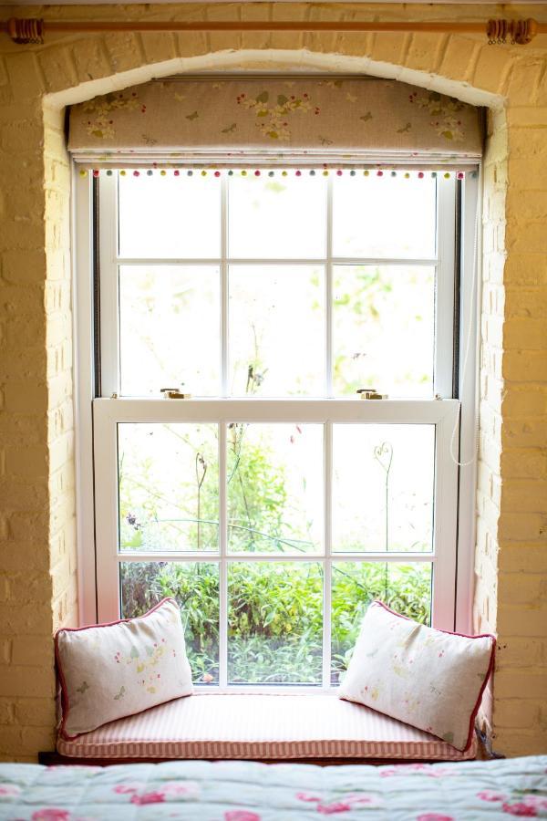 Cosy Cottage Ground Floor Bedroom Ensuite With Private Entrance Chichester Exterior photo